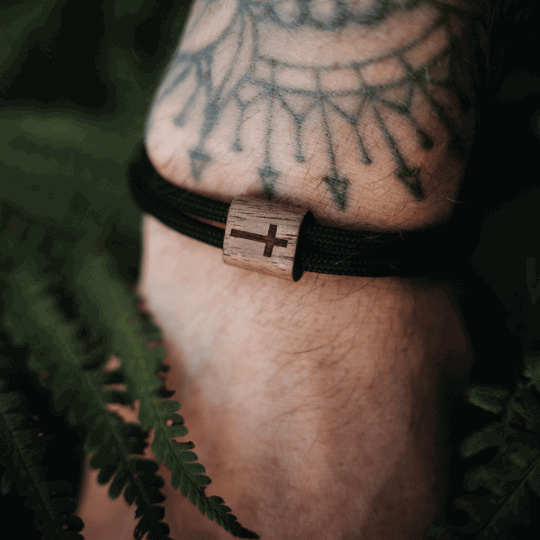 Armband Paracord Segeltau Kona Kreuz farbtreues Paracrod und heimisches Nussholz schwarzes Band am Handgelenk