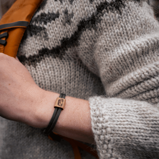 Armband Kona Camper Van Bulli Holz Nuss Paracord Segeltau Band lagoon Größe S, M, L mit Schiebeknoten am Handgelenk von Frau