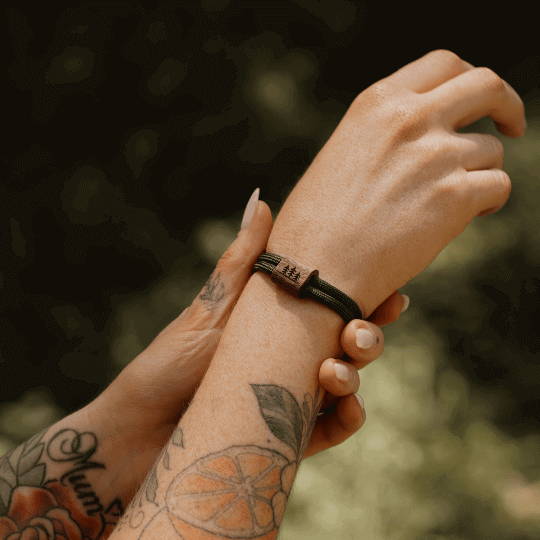 Armband Kona Bäume Holz Nuss Paracord Segeltau Band olivgrün Größe S, M, L mit Schiebeknoten am Handgelenk