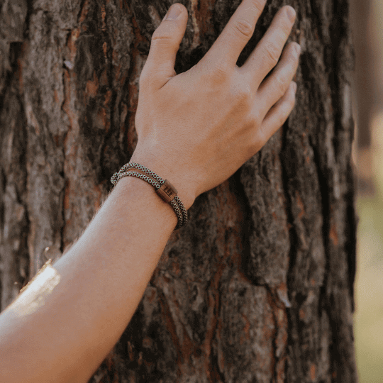 Armband Kona Bäume Holz Nuss Paracord Segeltau Band olivgrün Größe S, M, L mit Schiebeknoten am Handgelenk an Baum